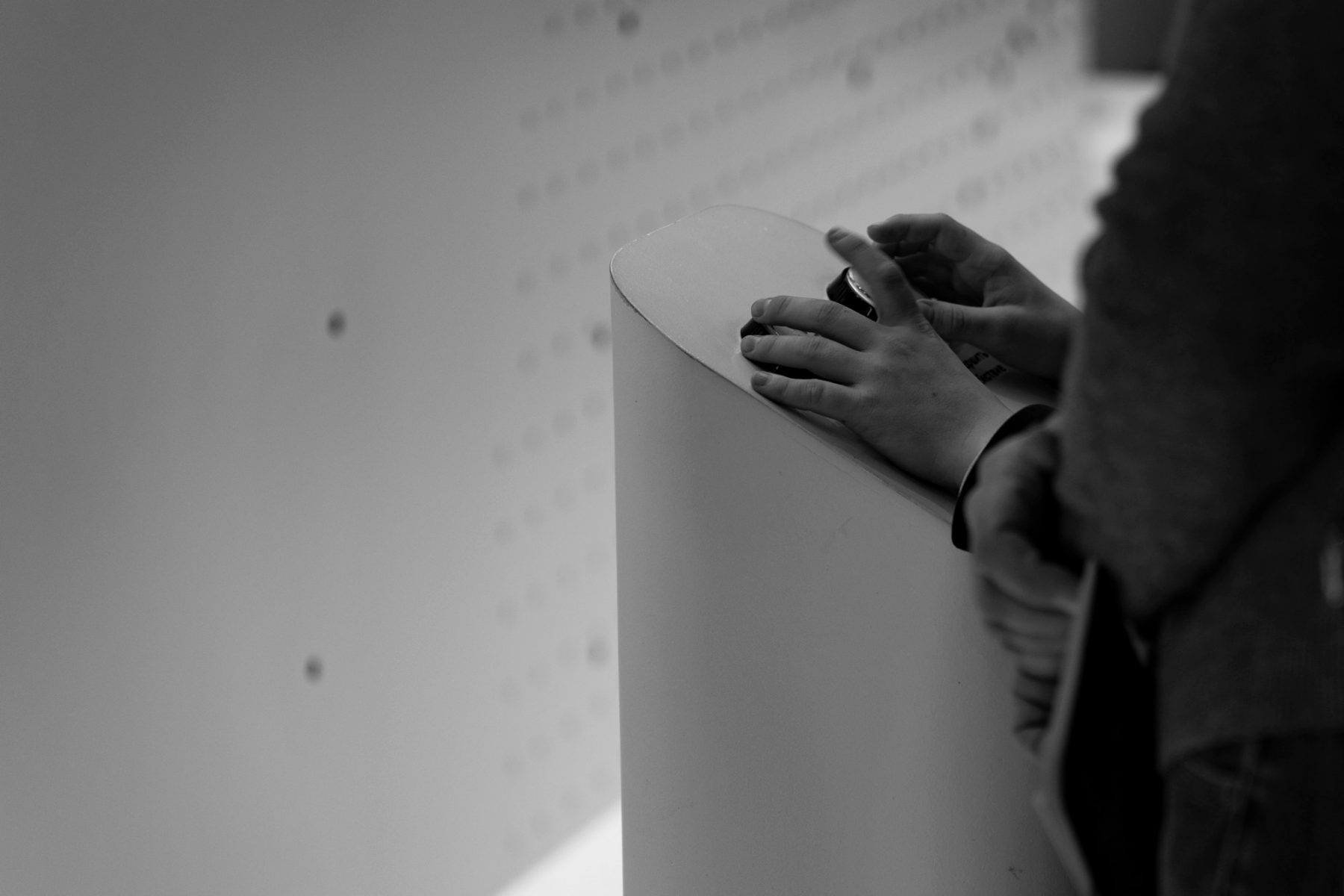 Detailopname van een strakke laag roomwitte verf op een houten ondergrond